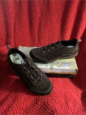 SAS Black Women's stretchy laces Casual Sneakers